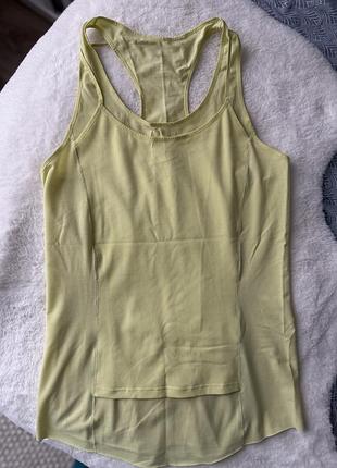 Майка для йоги від nike, розмір s/m, жовтого кольору.