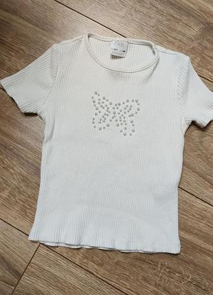 Біла футболка в рубчик бренду zara kids з намистинами у вигляді метелика на вік 6-7 років на зріст 122 см