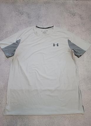 Мужская спортивная футболка бренда under armour.