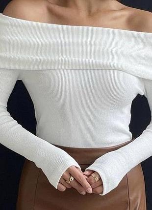 Жіночий лонгслів з відкритими плечима