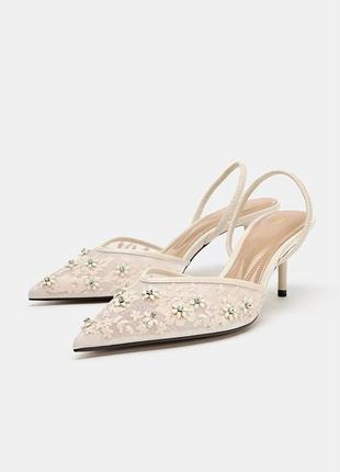 Туфли босоножки с вышивкой на каблуке zara