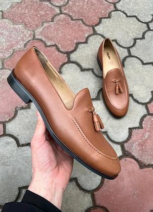 Лофери рудого кольору з китицями