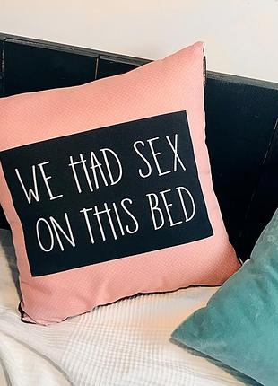 Подушка з принтом габардинова we had sex on this bed 40x40 см (4p_19l008)