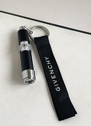 Оригінал. брелок givenchy брелок для ключів з підсвіткою