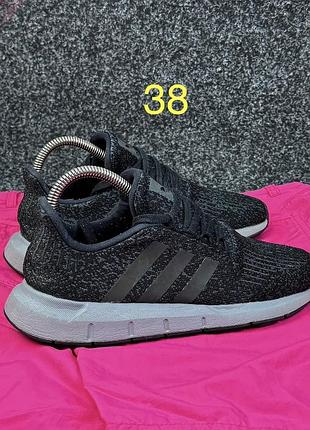 Adidas swift кросівки розмір 38
