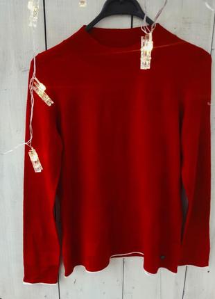 Кофта красного цвета