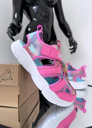 Яскраві босоніжки із закритим носком skechers