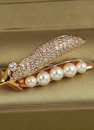 Брошь xuping jewelry стручок с жемчугом 4 см золотистая