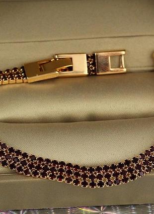 Браслет xuping jewelry три дорожки из темно-красных камней 21 см 8 мм золотистый