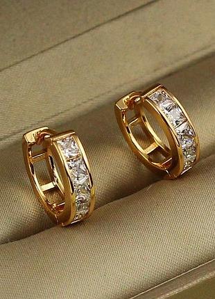 Серьги кольца хuping jewelry с дорожкой из квадратных камней 1,4 см золотистые