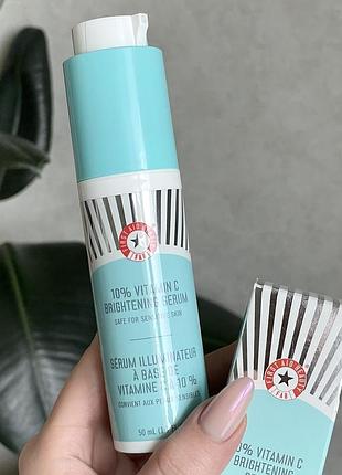 Сыворотка с витамином с для чувствительной кожи лица first aid beauty 10% vitamin c brightening serum 50 ml