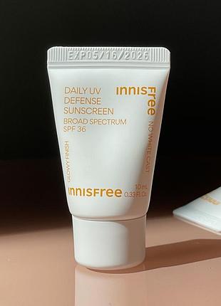 Сонцезахисний крем для обличчя innisfree daily uv defense sunscreen broad spectrum spf36 (10 ml)