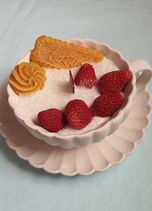 Большая свеча "клубника с печеньем".
150 грн