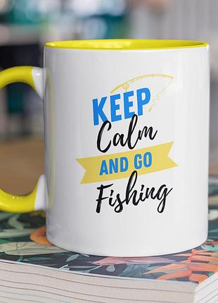 Чашка керамическая с принтом "keep calm and go fishing" 330 мл, белая с желтой ручкой