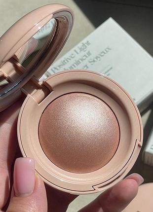 Хайлайтер rare beauty positive light silky touch highlighter (mesmerize) 2.8 g