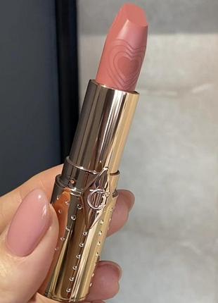 Помада charlotte tilbury matte revolution lipstick - look of love collection (wedding belles) 3.5 g