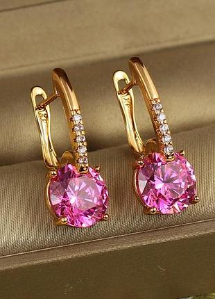 Сережки xuping jewelry стрілка із великим рожевим каменем 2,7 см золотисті