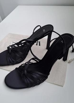 Босоніжки zara на підборах
