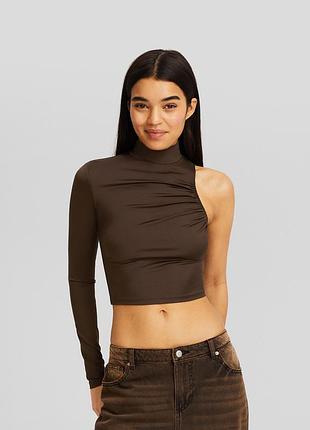 Шоколадный лонгслив на одно плечо bershka p xs