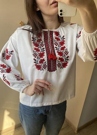 Женская льняная вышиванка вышита красно-черными нитками xl