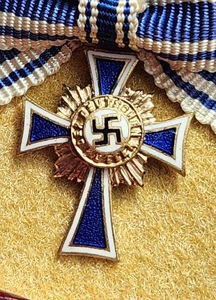 Мініатюра почесного хреста німецької матері (mutterkreuz) у золоті, розміщену в оригінальному футляр