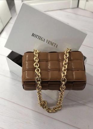 Жіноча модна шкіряна сумка клатч на золотому ланцюжку в стилі bottega