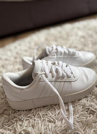 Дуже зручні жіночі кросівки adidas білі 38 розмір