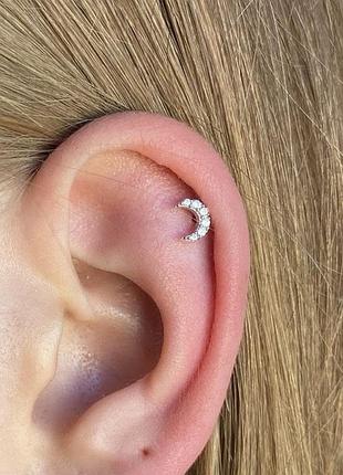 Серебряная серьга для пирсинга хеликса с фианитами луна. 40107шт