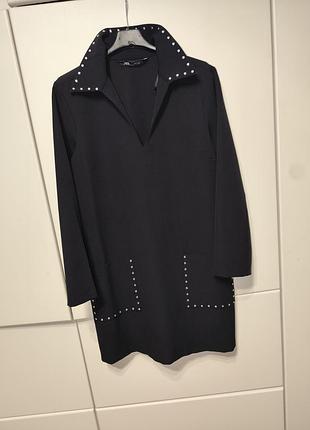 Черное платье от бренда zara с заклепками на воротнике и карманах.