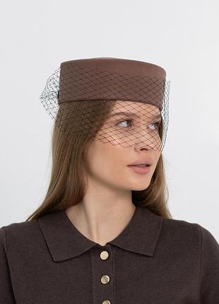 Капелюх таблетка з вуалью котонова d.hats колір коричневий