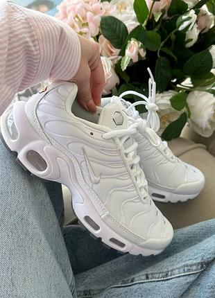 Nike tn plus triple white