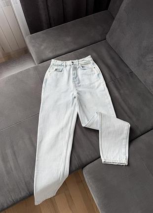 Светло голубые джинсы мом zara