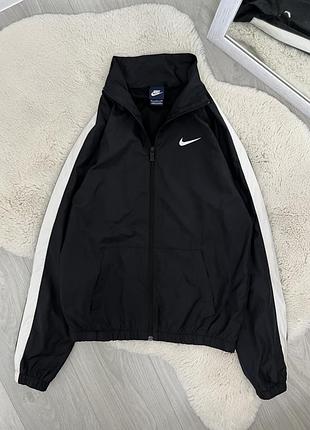 Вітровка від бренду найк nike у чорному кольорі у розмірі с оригінал