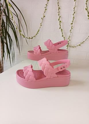 Стильні жіночі босоніжки crocs brooklyn woven upper low wedge rosette literide