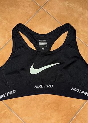 Чорний спортивний топ-бра від бренду nike серії nike pro