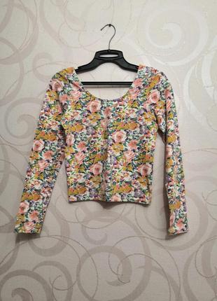 Короткий трикотажный топ с цветами