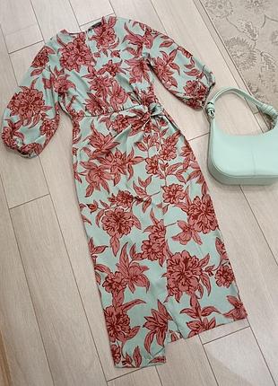 Сатинова сукня міді з квітковим принтом від zara. поєднання м'ятного фону з рожевими квітами. довгі об'ємні рукави, розріз на спідниці. розмір хс- с