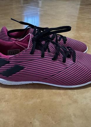 Футзалки adidas nemeziz 19.4 in в яскравому розово-чорному кольорі.