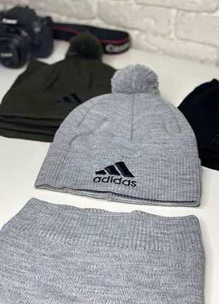 Мужская зимняя шапка adidas и бафф снуд комплект с бубоном утепленная флисом s-xl вышитый логотип мужская шапка и бафф серый