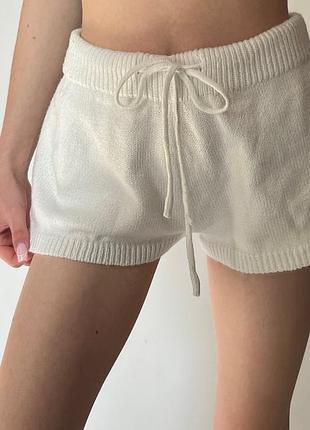 Жіночі шорти міні, білі шорти з швом, міні-шорти на завʼязці, короткі шорти з швами, жінчі шортики, вʼязані шорти, літні шорти вʼязані, трендові шорти