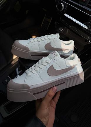 Крутезні жіночі кросівки nike court legacy lift white smokey mauve білі молочні мокко