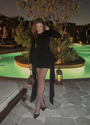 Чорна сукня з шлейфом