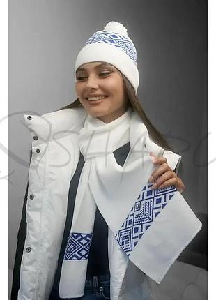 Комплект утепленный женская шапка с бубоном и большим молодежным шарфом с узором braxton 7217-1 белый + электрик