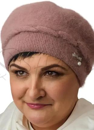 Берет женский ангоровый на ножке теплый зимний с аккуратным узором и брошью novita дінара пудра