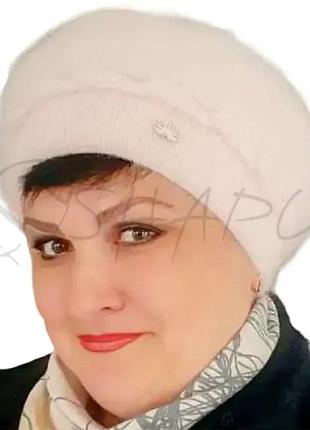 Берет женский ангоровый на ножке теплый зимний с аккуратным узором и брошью novita дінара розовая-пудра