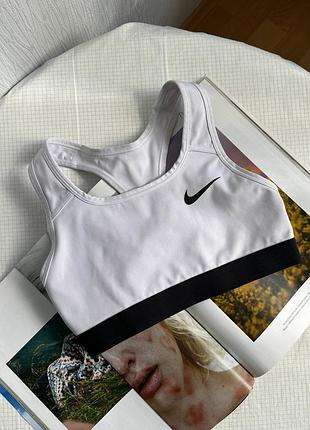 Білий спортивний топ nike