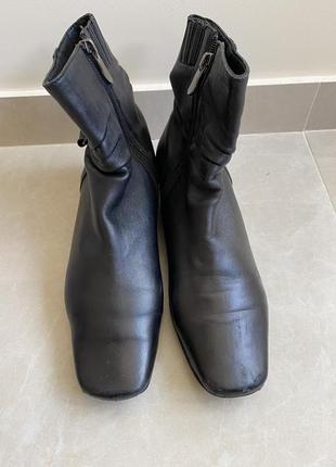 Женские кожаные черные ботинки на низком ходу каблуке размер 39 402 фото
