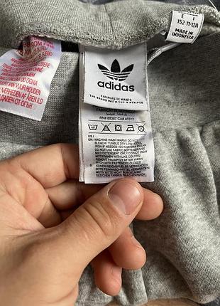 Стильні чоловічі шорти від adidas лінійки adicolor.