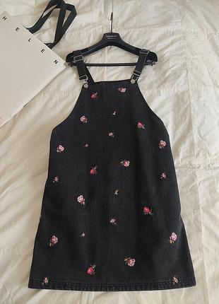 Джинсовый сарафан в розах