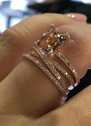 Золота багатошарова каблучка з камінцем кольору шампань, розмір 19